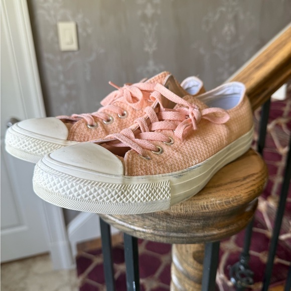 Converse ladies, pink, low top sneaker, lace up ladies size 9 - Picture 4 of 10